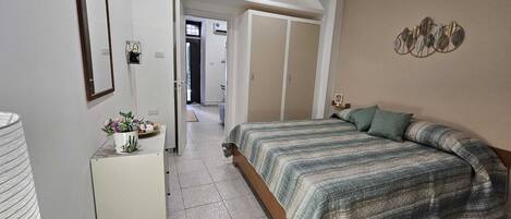 1 slaapkamer, een kluis op de kamer, een strijkplank/strijkijzer