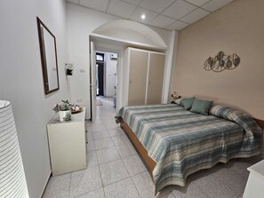 1 bedroom, in-room safe, iron/ironing board, free WiFi