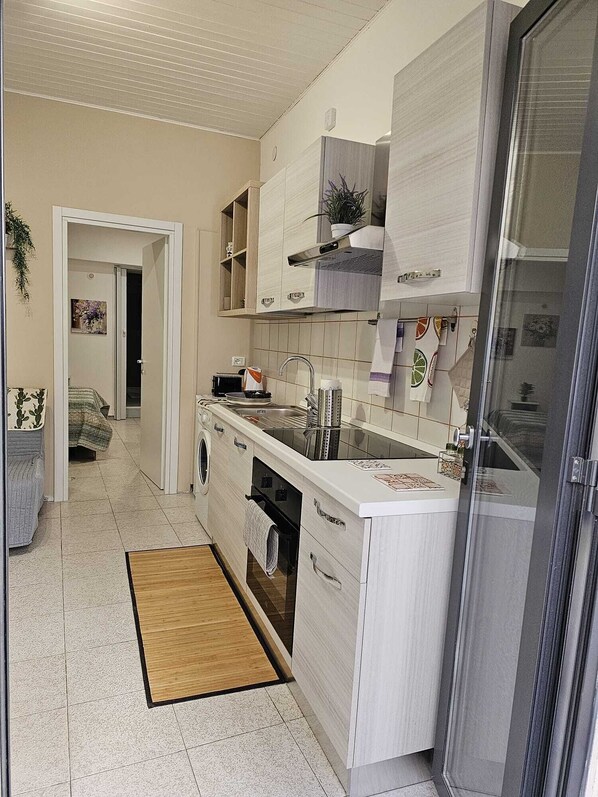Fridge, oven, stovetop, coffee/tea maker