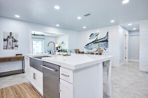 Fridge, microwave, oven, stovetop - Waterfront+Dock l Commercial Ice Maker l 2 Kayaks (Crystal River)