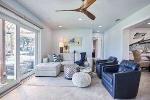 Smart TV, books - Waterfront+Dock l Commercial Ice Maker l 2 Kayaks (Crystal River)