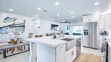 Frigorifero, microonde, forno, piano cottura