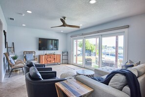 Smart TV, books - Waterfront+Dock l Commercial Ice Maker l 2 Kayaks (Crystal River)