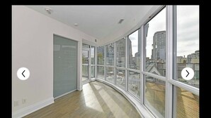 Un intérieur moderne avec de grandes fenêtres donnant sur la ville.