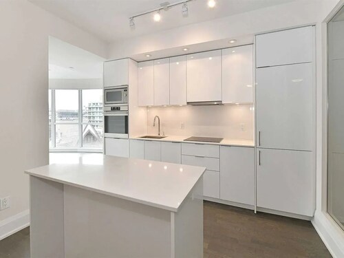 YORKVILLE LUXURY CORNER SUITE!