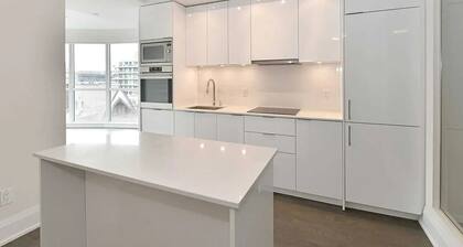YORKVILLE LUXURY CORNER SUITE!