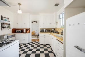Frigorifero, microonde, forno, piano cottura