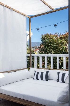 Property grounds - Enjoy indoor-outdoor living, a full kitchen and walk to beach and state st. (Santa Barbara)