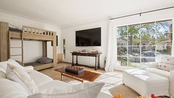 1 quarto, ferros/tábuas de passar roupa, berço de viagem