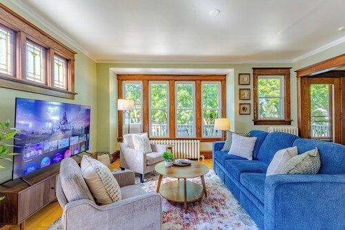 Relax in Style: 4BR Milwaukee Home ¦ Family-Friendly ¦ Warm & Cozy