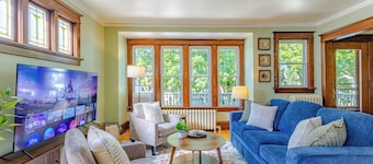 Relax in Style: 4BR Milwaukee Home ¦ Family-Friendly ¦ Warm & Cozy