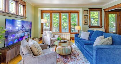 Relax in Style: 4BR Milwaukee Home ¦ Family-Friendly ¦ Warm & Cozy