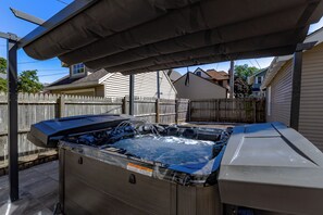 Tina de hidromasaje al aire libre