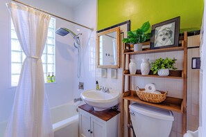 Artículos de higiene personal ecológicos, secador de pelo y toallas