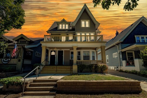 Relax in Style: 4BR Milwaukee Home Featuring a Private Hot Tub ¦ Family-Friendly