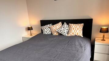 1 slaapkamer, een strijkplank/strijkijzer, wifi, beddengoed