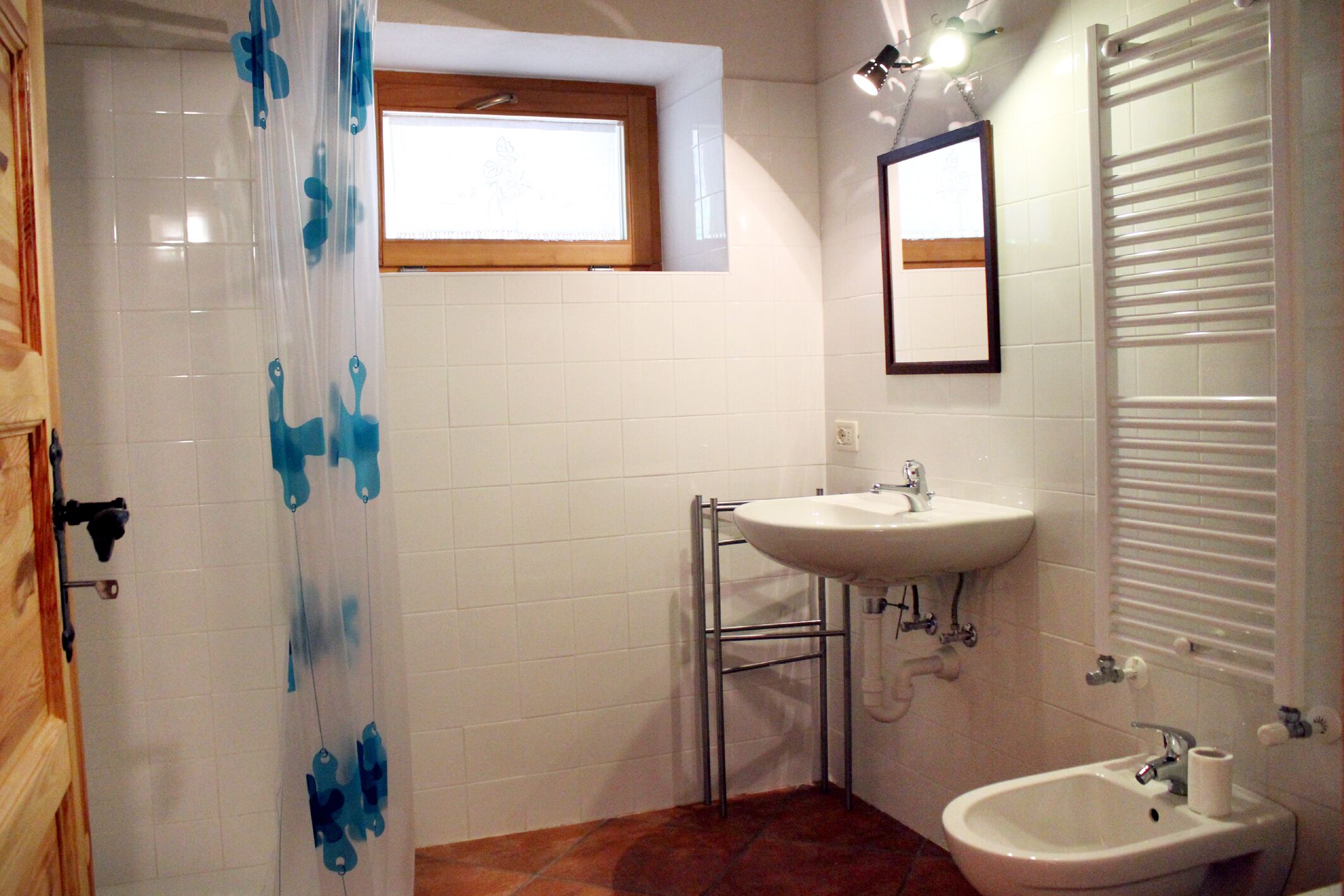 Een douche, een haardroger, een bidet, handdoeken