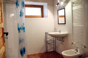 Suihku, hiustenkuivaaja, bidee, pyyhkeet