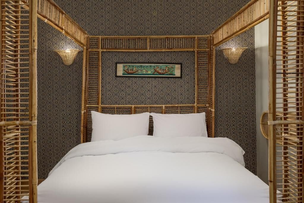 4 bedrooms, iron/ironing board, internet, bed sheets