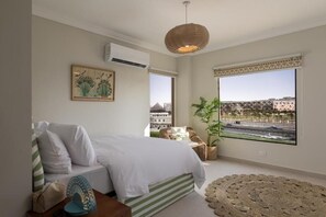 4 bedrooms, iron/ironing board, internet, bed sheets