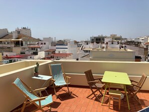 Outdoor dining - House with patio and roof top in the heart of Olhao, a stone's throw from the waterfront (Olhão)