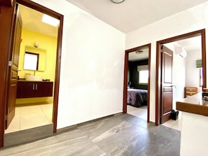 Tabla de planchar con plancha, wifi y ropa de cama