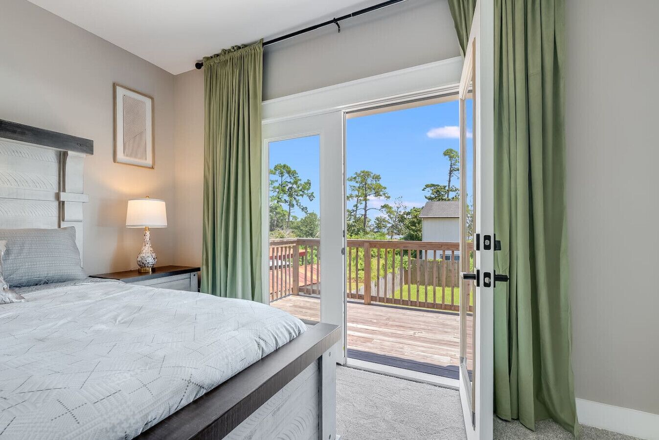 6 quartos, ferros/tábuas de passar roupa, berço de viagem