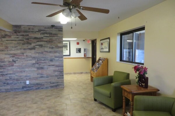 Western Inn & Suites - Iowa