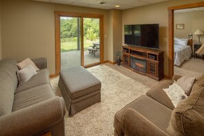 Living area - Spacious 5-bdrm house in lovely Galena w/hot tub, screened porch fitness room (Galena)