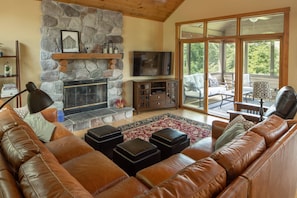 Living area - Spacious 5-bdrm house in lovely Galena w/hot tub, screened porch fitness room (Galena)