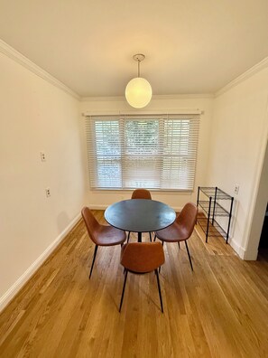 Dining - Cozy 1-bedroom townhome in Bethesda nr NIH and Metro (Bethesda)