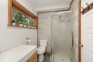 Dusche, Haartrockner, Handtücher, Seife