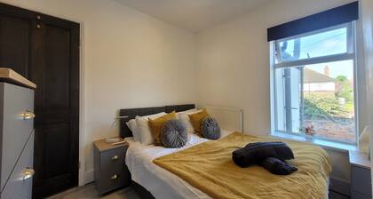 Central Ipswich Stay: 2-Bed, Courtyard Garden & Work-Friendly