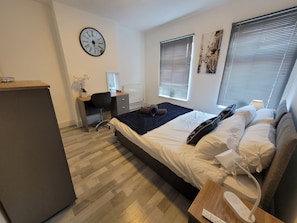 2 habitaciones, tabla de planchar con plancha, wifi y ropa de cama