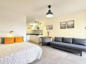 Iron/ironing board, WiFi, bed sheets