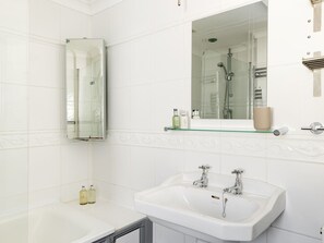 Douche, sèche-cheveux, serviettes fournies