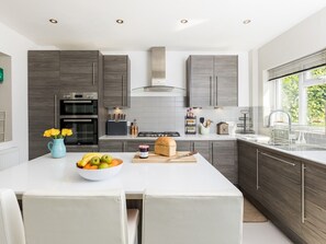 Fridge, microwave, oven, dishwasher - Riverview House | Family home | Large garden | Pass the Keys (Lechlade)