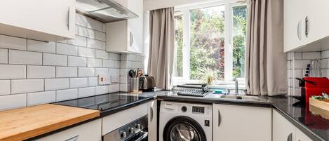 Frigorífico, horno, cafetera o tetera y tostadora