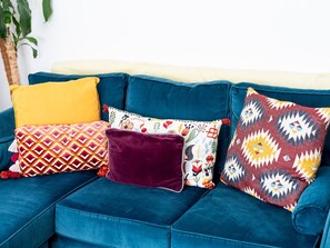 TV - Pass the Keys | Charming, Tranquil 2 BR Kingston Escape, London (Kingston-upon-Thames)
