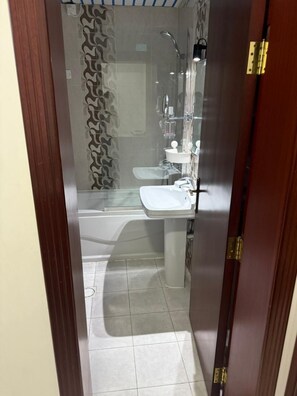 Junior-suite | Badeværelse | Separat badekar og bruser, hårtørrer, hjemmesko, håndklæder