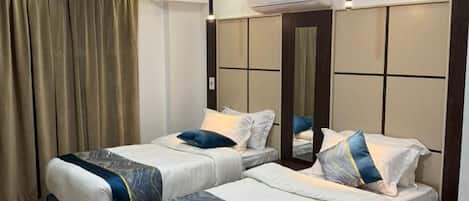 Cortinas blackout, tabla de planchar con plancha y wifi gratis