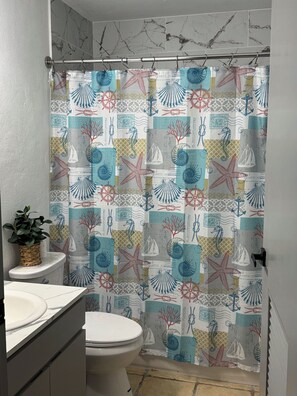 Dusche, Bidet, Handtücher, Seife