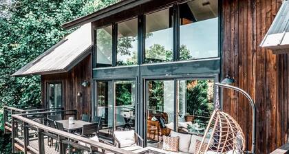 Mountain view cabin w/ hot tub, fire pit, pet friendly in Marion, near Asheville