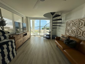 TV, fireplace - OCEANFRONT Home in Key Largo with golf cart. Leave your boat in your backyard (Key Largo)