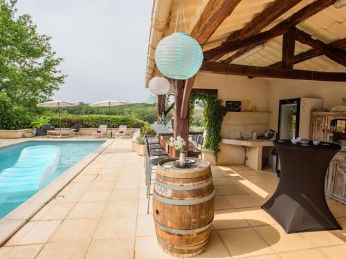 Cosy holiday home with shared pool