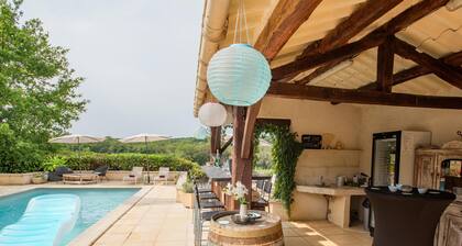 Cosy holiday home with shared pool