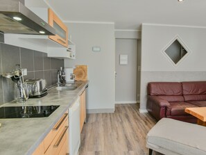 Réfrigérateur, micro-ondes, plaque de cuisson, cafetière/bouilloire