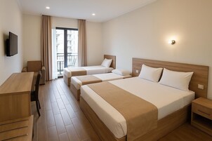 Escritorio, sistema de insonorización y wifi gratis 