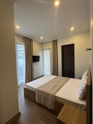 Comfort-Doppelzimmer, Stadtblick | Schreibtisch, kostenloses WLAN