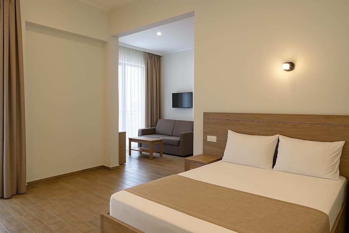 Junior Room | Desk, soundproofing, free WiFi